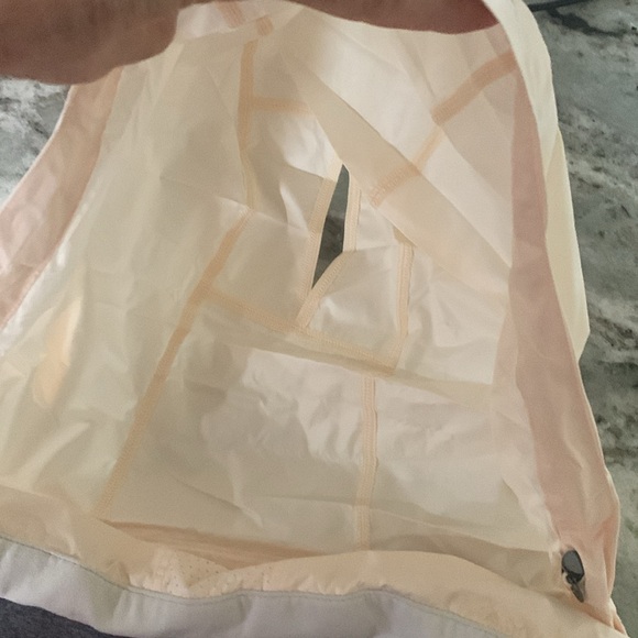 LULULEMON sx 6 cream fitted vest w/tuck away toggled closed hood w/ponytail slit - Picture 6 of 11